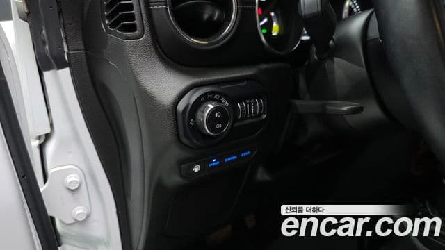 Jeep Wrangler 2022 — ფოტო 18/20
