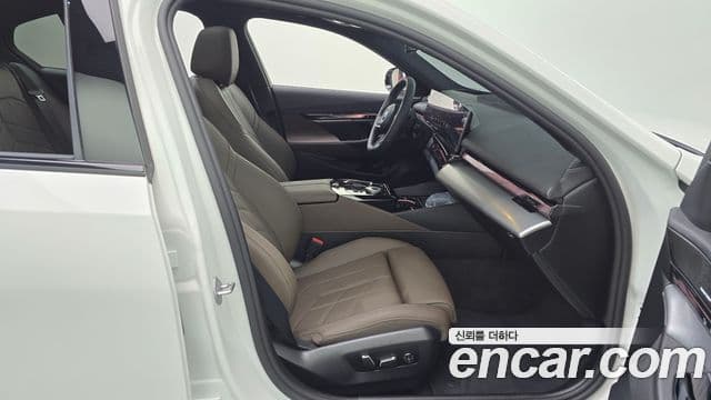 BMW 5 Series 2025 — Photo 15/36