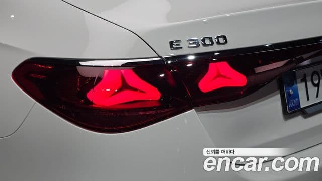 Mercedes-Benz E-Class 2025 — Photo 30/34