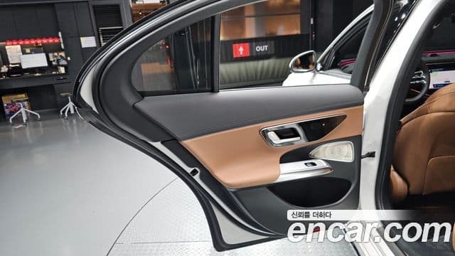 Mercedes-Benz E-Class 2025 — Photo 11/34