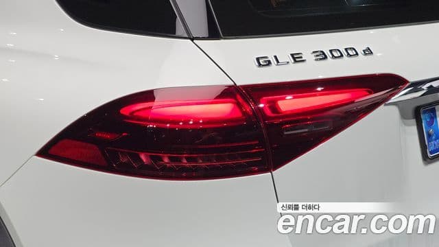 Mercedes-Benz GLE-Class 2024 — Photo 4/35