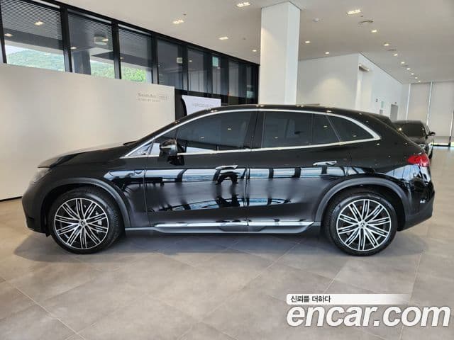 Mercedes-Benz EQE SUV 2025 — Photo 10/20