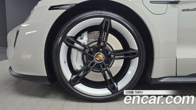 Porsche Taycan 2024 — ფოტო 9/36