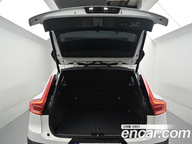 Volvo XC40 2020 — Фото 19/20