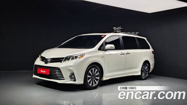 Toyota Sienna 2018 — ფოტო 1/20