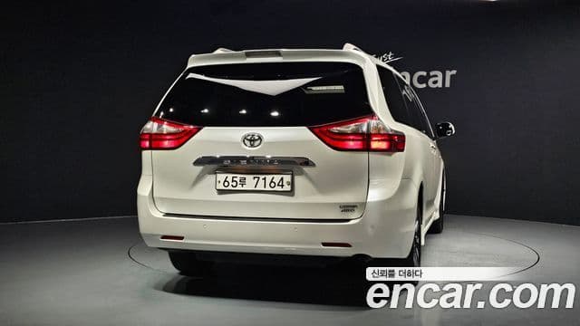 Toyota Sienna 2018 — фото 4 из 20