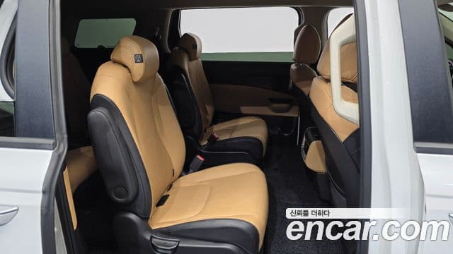 Kia Carnival 2022 — фото 12 из 20