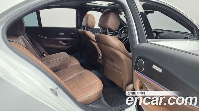 Mercedes-Benz E-Class 2023 — фото 12 из 20