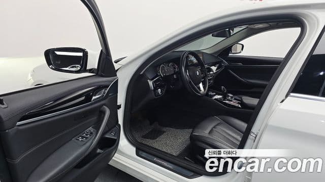 BMW 5 Series 2018 — Şəkil 9/20