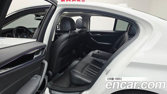 BMW 5 Series 2018 — Şəkil 12/20