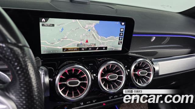 Mercedes-Benz GLB-Class 2021 — ფოტო 14/20