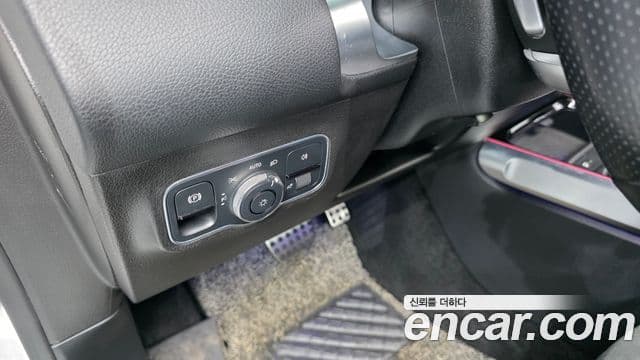 Mercedes-Benz GLB-Class 2021 — ფოტო 18/20