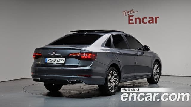 Volkswagen Jetta 2021 — ფოტო 2/20