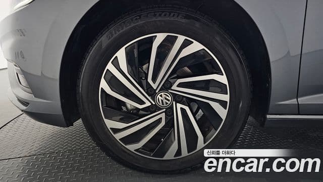 Volkswagen Jetta 2021 — ფოტო 5/20