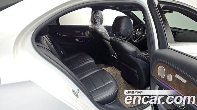 Mercedes-Benz E-Class 2023 — ფოტო 11/20
