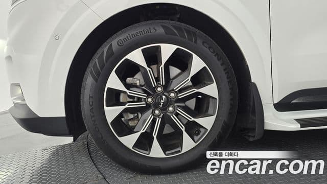 Kia Carnival 2023 — ფოტო 5/20