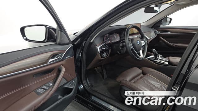 BMW 5 Series 2023 — фото 10 из 20