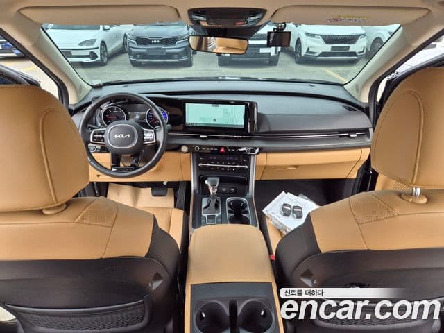 Kia Carnival 2022 — фото 12 из 20