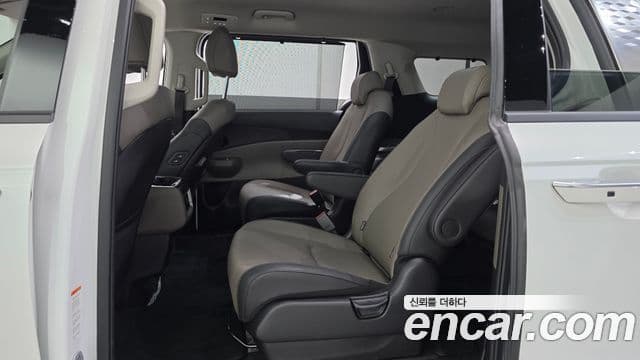 Kia Carnival 2025 — фото 12 из 20