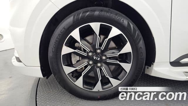 Kia Carnival 2021 — ფოტო 5/20