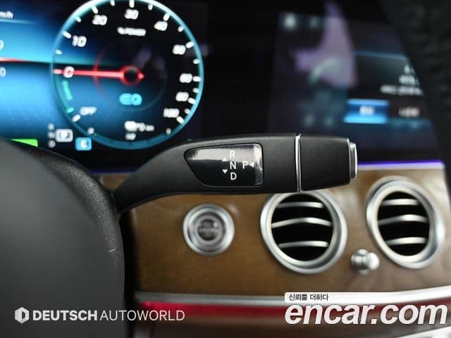 Mercedes-Benz E-Class 2023 — ფოტო 17/20