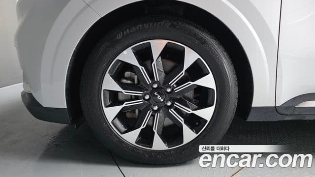 Kia Carnival 2023 — ფოტო 5/20
