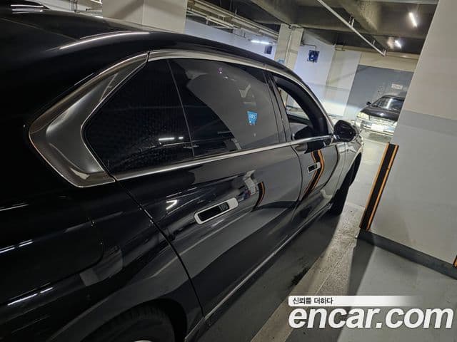 BMW 7 Series 2025 — ფოტო 8/20
