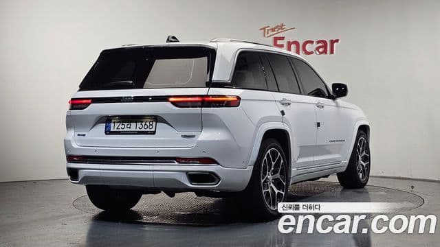 Jeep Grand Cherokee 2023 — ფოტო 2/20