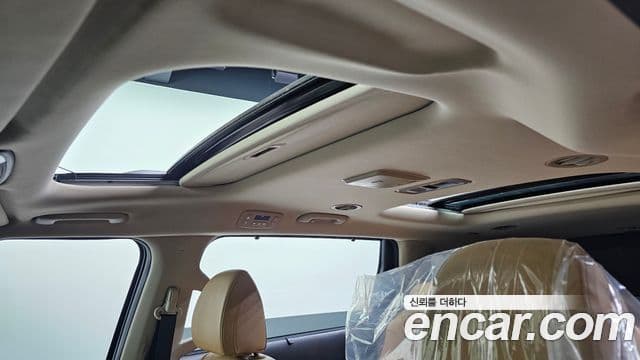Kia Carnival 2023 — ფოტო 18/20