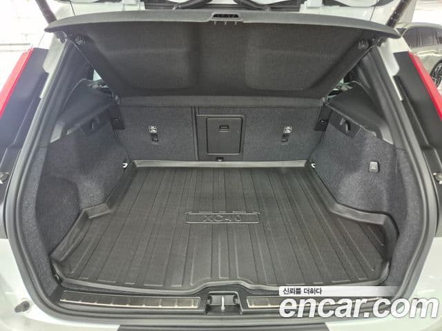 Volvo XC40 2025 — ფოტო 17/20