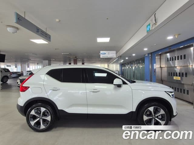 Volvo XC40 2025 — ფოტო 19/20