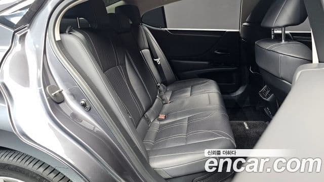 Lexus ES300h 2023 — ფოტო 11/20