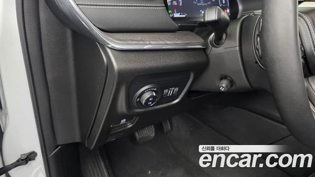 Jeep Grand Cherokee 2023 — Photo 29/36