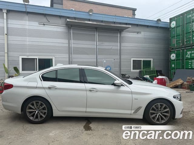 BMW 5 Series 2018 — ფოტო 9/9