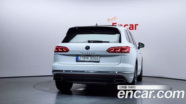 Volkswagen Touareg 2023 — ფოტო 4/20