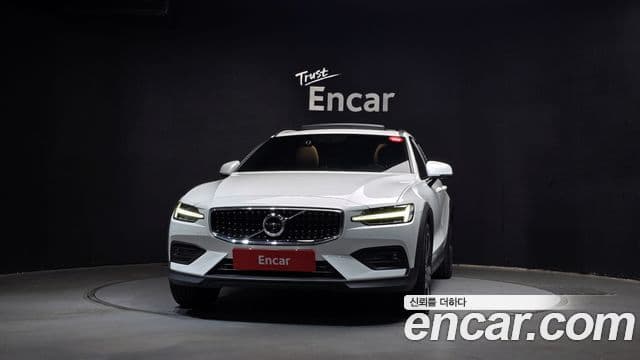 Volvo V60 Cross Country 2019 — Фото 3/20