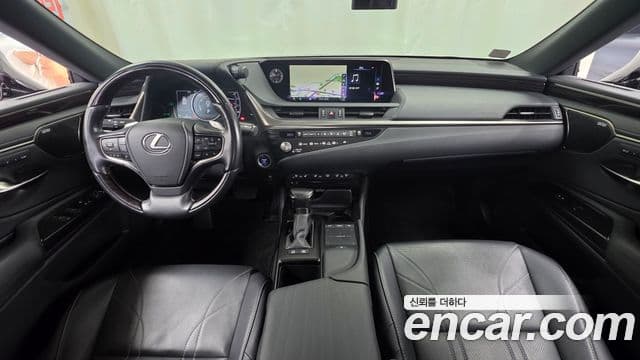 Lexus ES300h 2021 — ფოტო 7/20