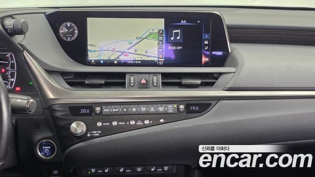 Lexus ES300h 2021 — ფოტო 14/20