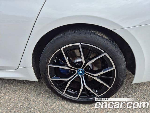 BMW 5 Series 2023 — ფოტო 13/14