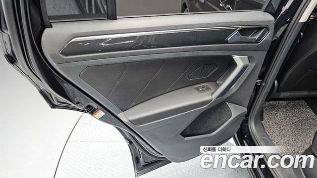 Volkswagen Tiguan 2021 — Photo 10/32