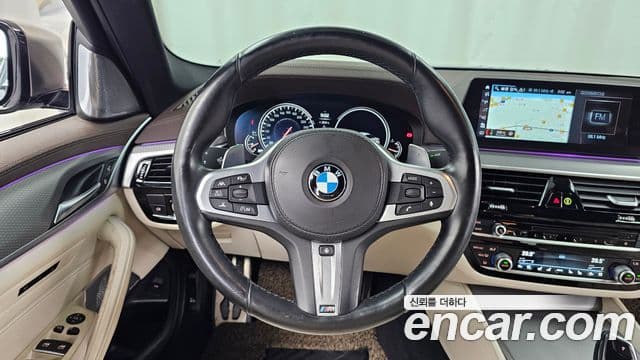 BMW 5 Series 2018 — ფოტო 13/20