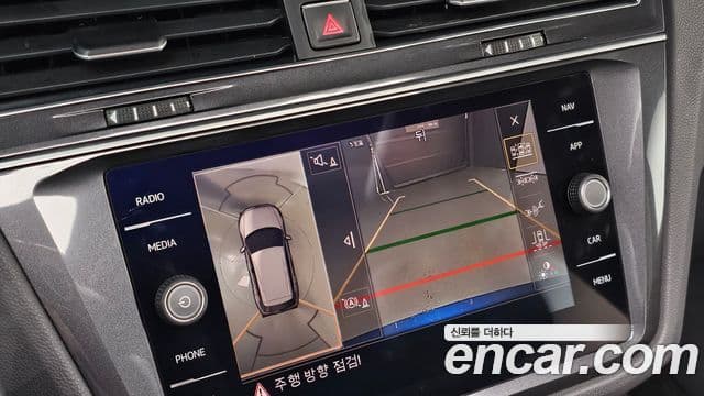 Volkswagen Tiguan 2018 — ფოტო 16/20