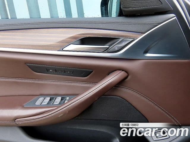 BMW 5 Series 2019 — фото 12 из 20