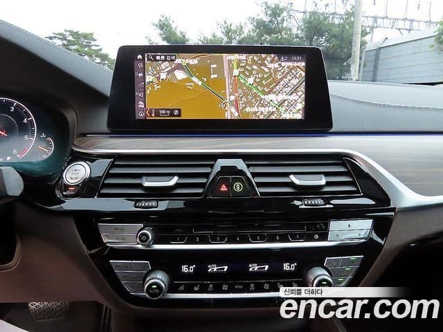 BMW 5 Series 2019 — фото 14 из 20