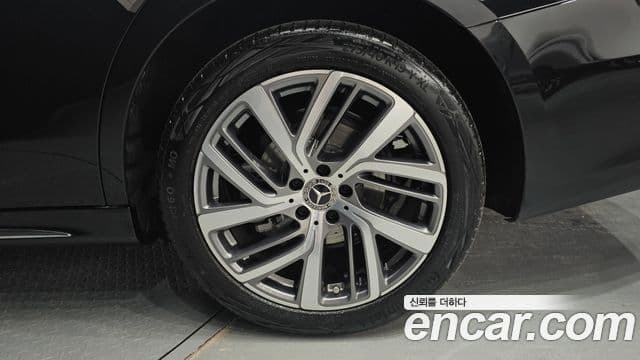 Mercedes-Benz E-Class 2025 — Photo 2/34