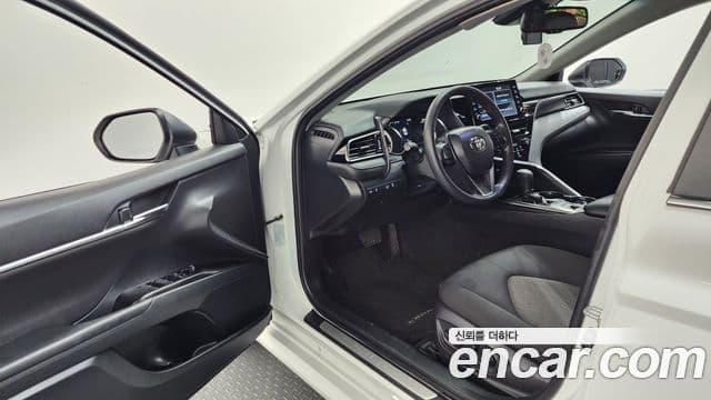 Toyota Camry 2023 — ფოტო 12/29