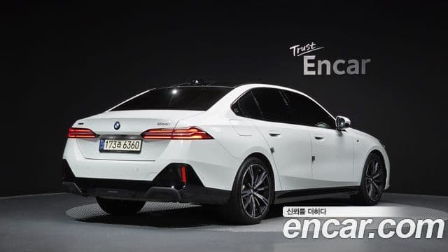 BMW 5 Series 2023 — Şəkil 17/33