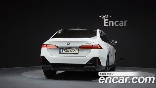 BMW 5 Series 2023 — Şəkil 20/33