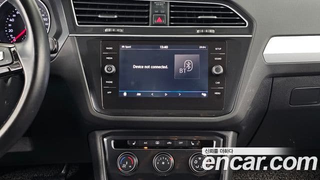 Volkswagen Tiguan 2018 — ფოტო 14/20