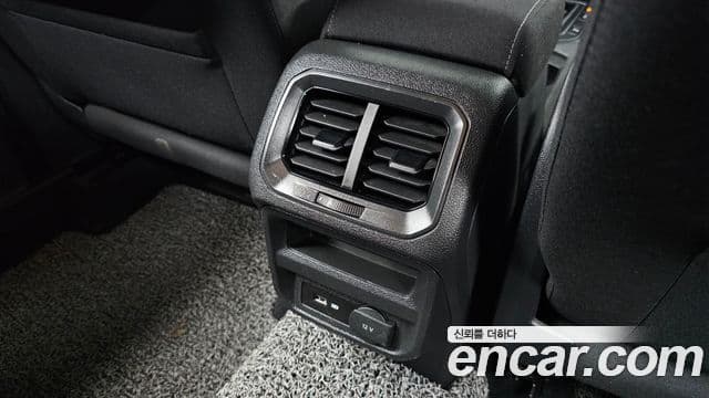 Volkswagen Tiguan 2018 — ფოტო 19/20